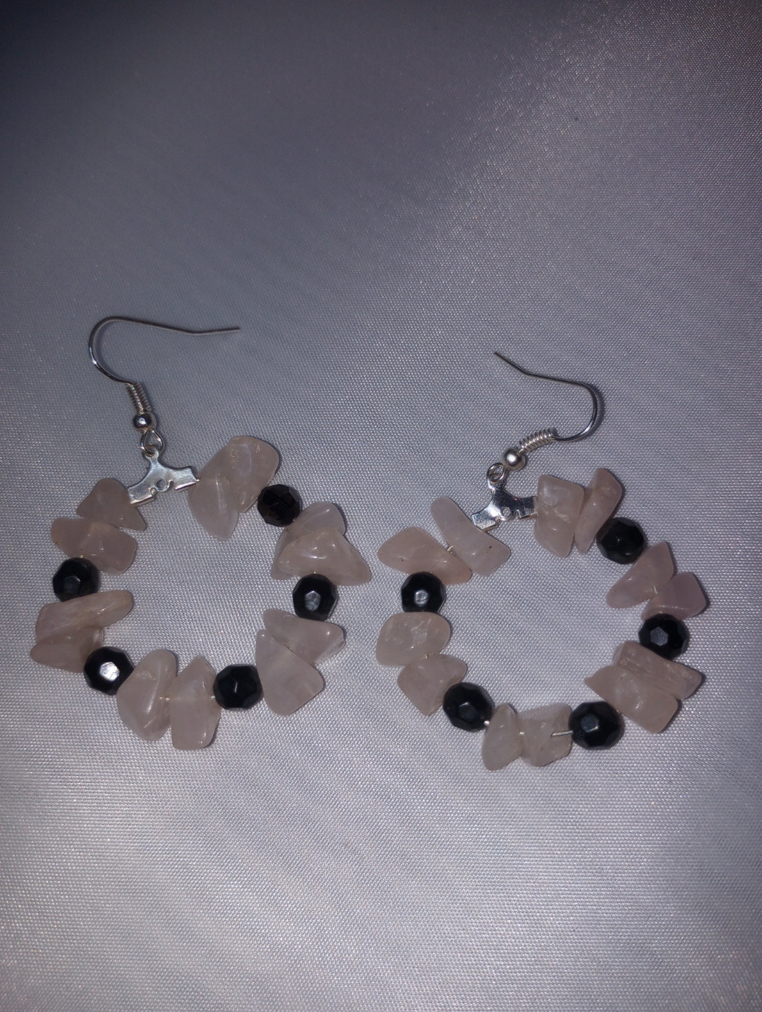 Boucles d'oreilles créoles en cristal de quartz rose et perles avec fils d'oreilles plaqués argent sterling