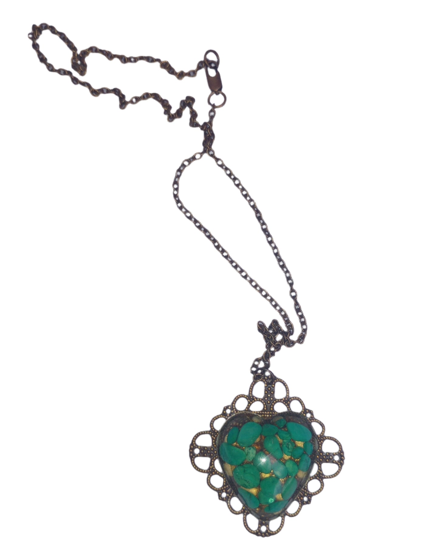 Éclats de pierres précieuses de couleur magnésite turquoise dans un cœur en résine monté sur un collier en filigrane de couleur bronze antique en forme de diamant de 18 pouces 