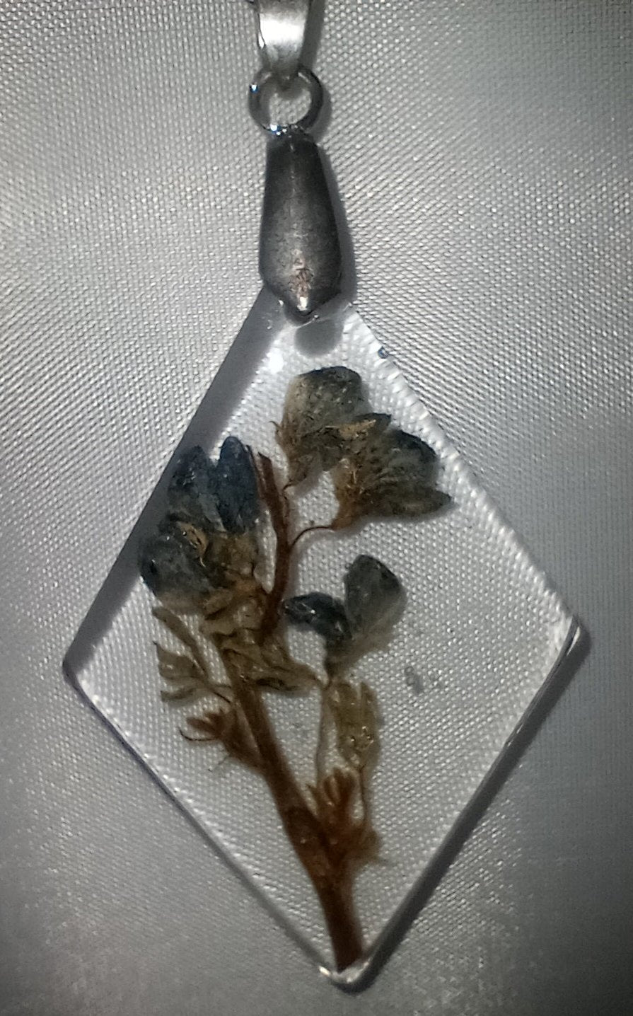 Fleurs de bonnet bleu du Texas séchées serties dans un pendentif en résine en forme de diamant sur une chaîne en acier inoxydable de 18 pouces 