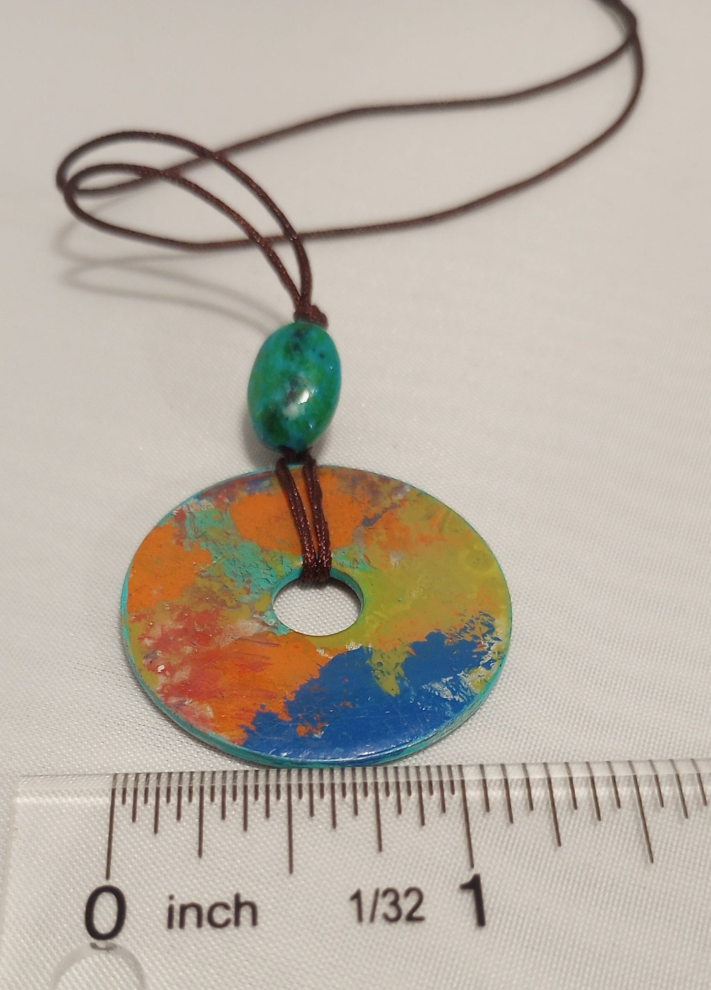 Collier avec pendentif en forme de rondelle en acier inoxydable multicolore 